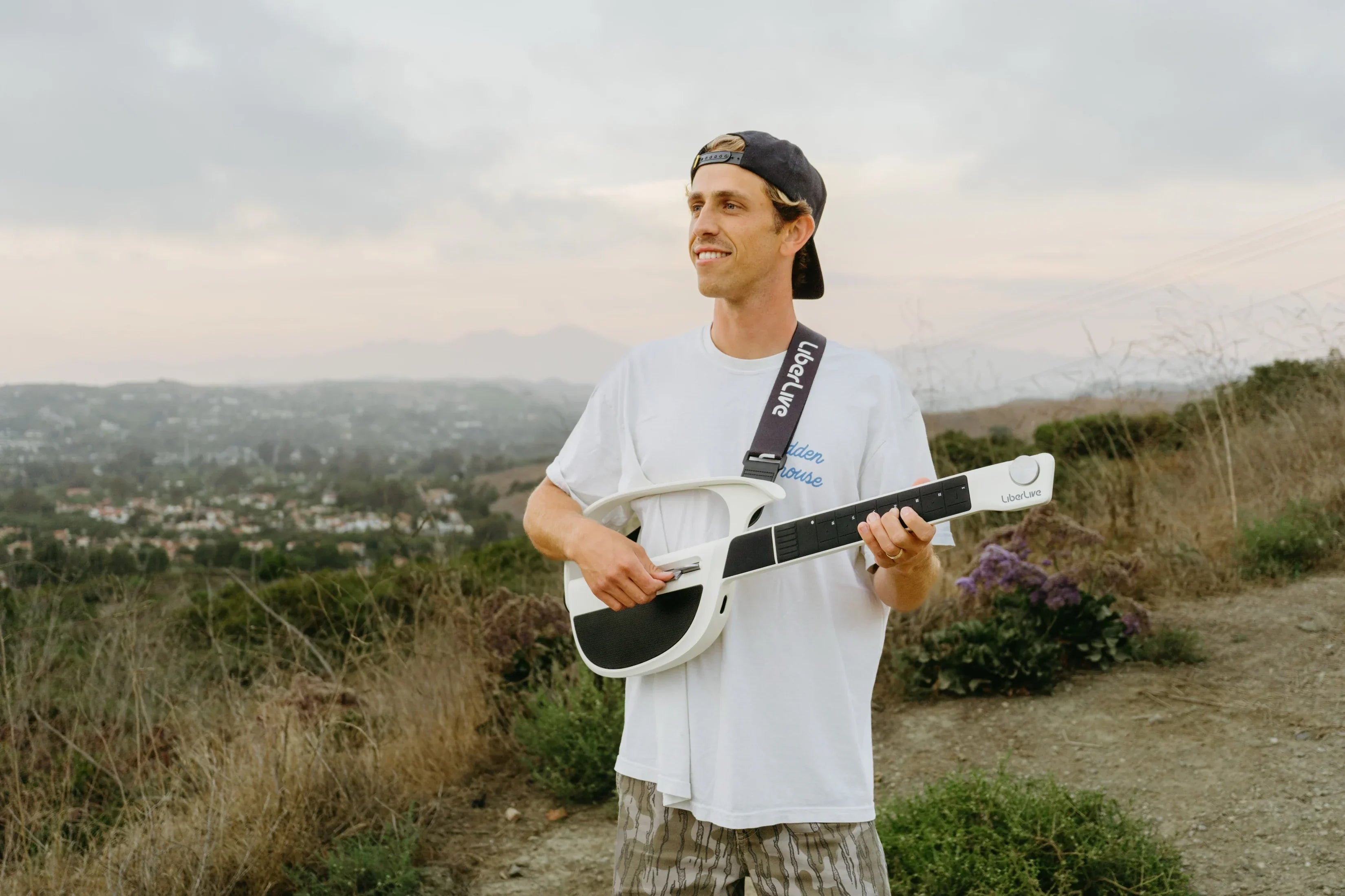 Why Does a Stringless Smart Guitar Never Go Out of Tune?